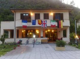 Viesnīca ar autostāvvietu Hotel Ristorante Umbria Valnerina pilsētā Vallo di Nera