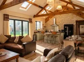Lynwood Barn - Barn Conversion in Midsomer Norton, Parking