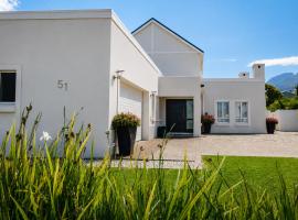 Fifty1 on Long on Kingswood Golf Estate, hotel v destinácii George