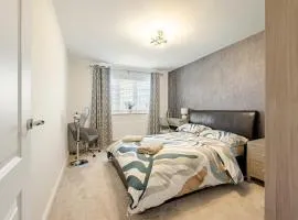 Telford - Priorslee, Spacious Double Room on a Newly built House, Free Parking, Free Wifi, Shared House & Shared Washroom