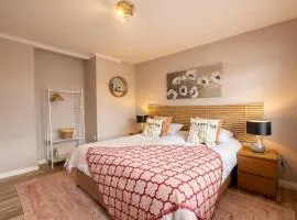 Lynwood Lodge - 4-Bed Bungalow in Midsomer Norton, Parking