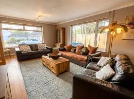 Lynwood Lodge - 4-Bed Bungalow in Midsomer Norton, Parking