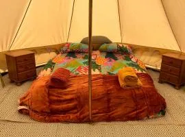 Daisys Meadow Retreat Sleeps 2 with Hot Tub