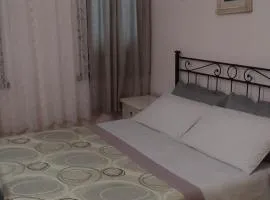 LA PETITE MAISON