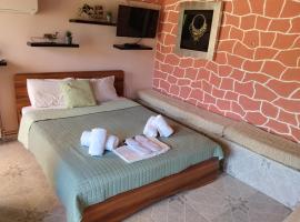 The cave of Cyclops, hotel u gradu Makri