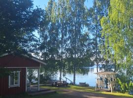 Saunamökki järven rannalla, hotel a Säkäniemi