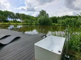 Carafun met buitenbad aan het water