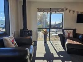 New Build Walk to Town Fire Sleeps 5 Wi-Fi