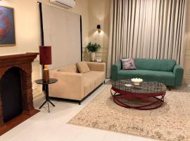 Starlight Suite by Jannat Vacation Rentals, hotel i Karachi
