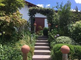 Maison Fleurie, hotel u gradu Uhart-Cize