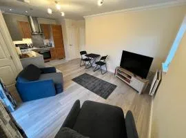 2 Bed 2 Bath, 1st Floor Apt, 8 mins from Heathrow T2