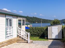 Le Chalet 67, vue Lac Guerlédan & Accès Direct à l'Eau, Hotel in Caurel