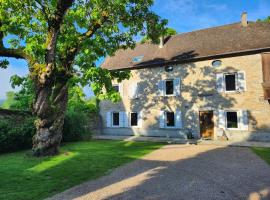 Superbe maison en pierre: Sault-Brénaz şehrinde bir otel