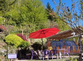 Tiny House cosy, jardin romantique forestier, route du vin, sentiers, hotel in Lalaye