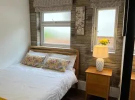 Modern 1BR - Free Parking - 5 Mins to Station