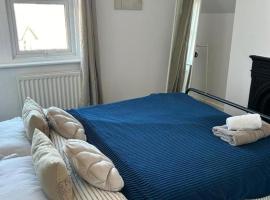Central Apartments In Devon, hotel em Musbury