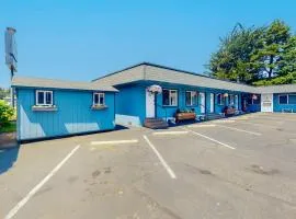 Retro-chic motel near beach with WiFi - walk to downtown shops & eateries
