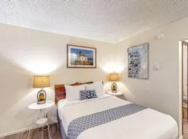 Retro beach room near downtown with fast WiFI - walk to shops & eateries