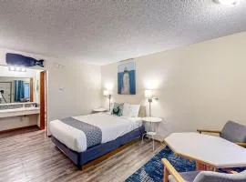 Retro beach hideaway with fast WiFI - walk to downtown attractions