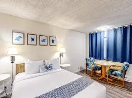 Retro-chic beach room with fast WiFI - walk to Old Town shops & eateries