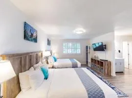 Retro-chic beach room with fast WiFI - walk to downtown shops & eateries