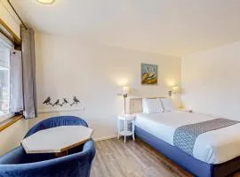 Retro-chic beach room with fast WiFI - walk to Old Town shops & restaurants