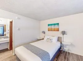 Perfect beach room with fast WiFI - walk to Old Town shops & eateries