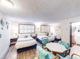 Retro-chic room near beach with fast WiFI - walk to downtown shops & eateries