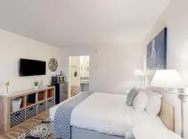Cute beach room with fast WiFI - walk to downtown shops & eats