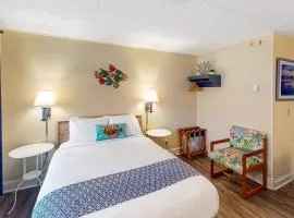 Retro beach room with fast WiFI - walk to downtown shops & restaurants