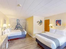 Retro getaway near beach with fast WiFI - walk to downtown shops & eateries