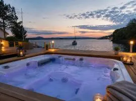 Luxury Waterfront Cabin near Bergen - Sleeps 18 - Sauna, Hot Tub & beach