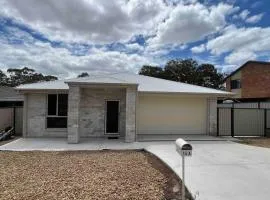 Modern 4BDR 5 Beds Ensuite AC 2 bath