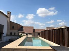 molino rehabilitado con gran terraza y piscina, Hotel in Paterna