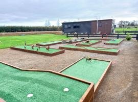 Peachy On Pembroke stunning mountains views with 9 hole Mini Putt, Hotel in Stratford