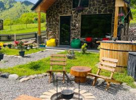 Woodlandia Borjomi with Hot Tub and Private Garden, hotel a Borjomi