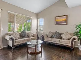 Stylish 4-Bedroom House - Denver Spruce - Parking - Garden - Balcony - Wi-Fi