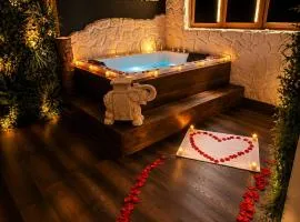Refuge Tropical - suite pour couple avec balnéo 2 places et Cinema géant
