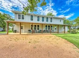 Historic Fredericksburg Farmhouse - Hill Country Views - Wine Trail - Snowbird
