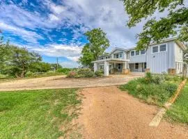 Historic Fredericksburg Farmhouse - Hill Country Views - Wine Trail - Snowbird