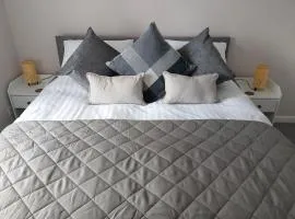 Modern Chester appartment, free parking, garden views, close to city centre