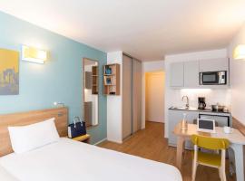 Aparthotel Adagio Access La Défense - Place Charras, hotel u gradu Kurbevoa