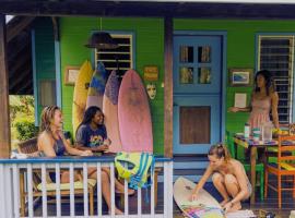 Mark's Place Bungalows with Air Conditioning & Basic Amenities、Haapitiのホテル