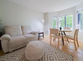 Pool, BBQ & Foosball Spacious 4BR Home