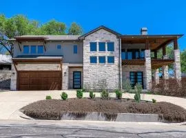 Bright & Spacious Family Home with Firepit, Lake Views, Furnished Deck, Free WiFi