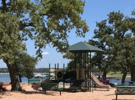 Bright & Spacious Family Home with Firepit, Lake Views, Furnished Deck, Free WiFi, hotel em Lago Vista