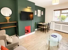 Convenient 3BR House Near City Centre with Driveway