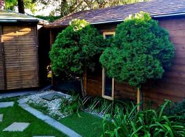 BUNGALÓ, Terrace, wifi, GLAMPING FAHÁZ, AC, BBQ, free parking, khách sạn ở Siófok