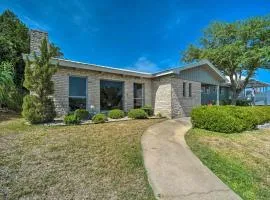 Snowbird-Friendly House with Game Room, Full Kitchen, Balcony & W/D