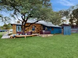 Blue Haus with Hot Tub, Shuffleboard, EV Charger - Walk to Town & Wineries